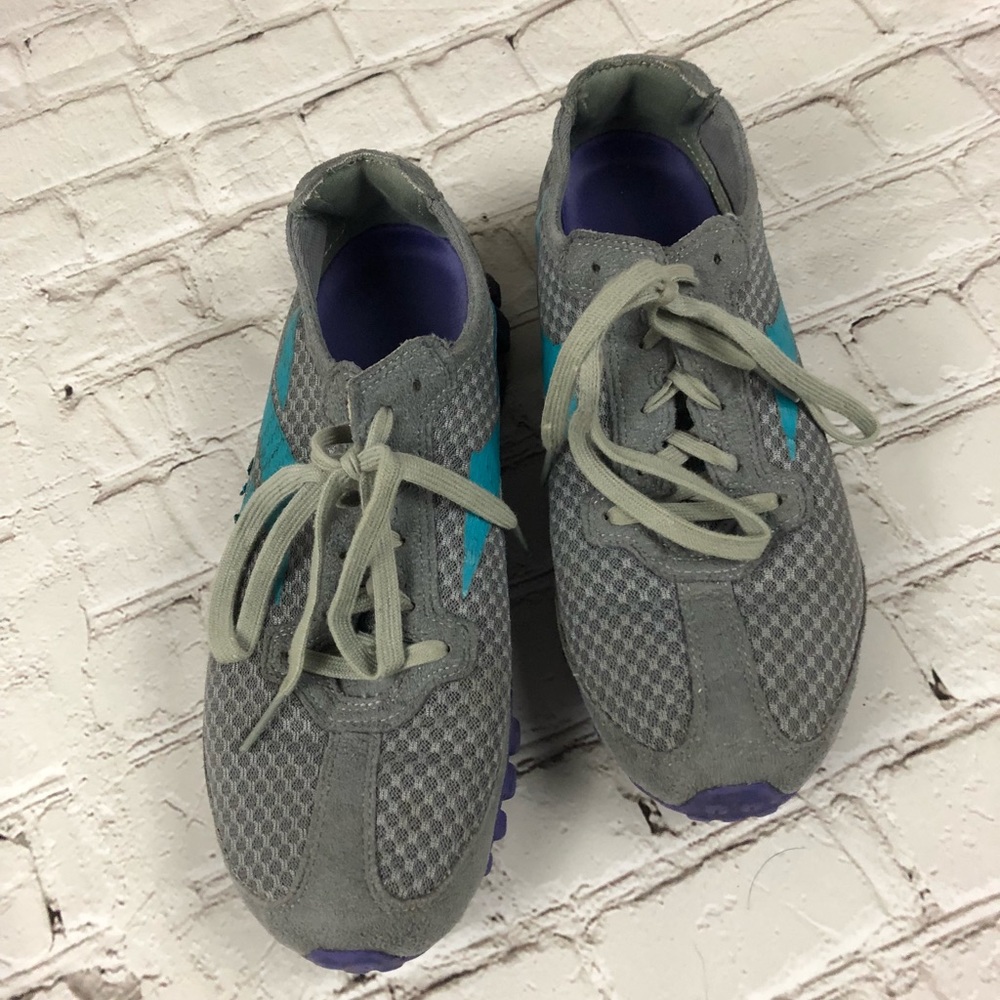 Women’s size 9 rebook workout shoes.